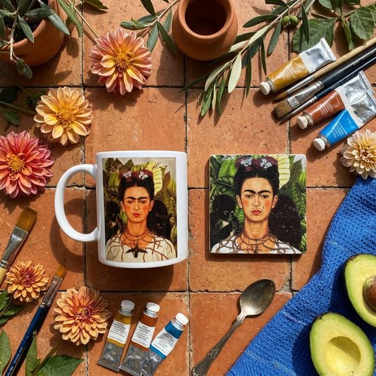 Frida Kahlo – Dikenli Kolyeli Otoportre (Self-Portrait with Thorn Necklace) Kupa ve Bardak Altlığı Seti – görsel 2