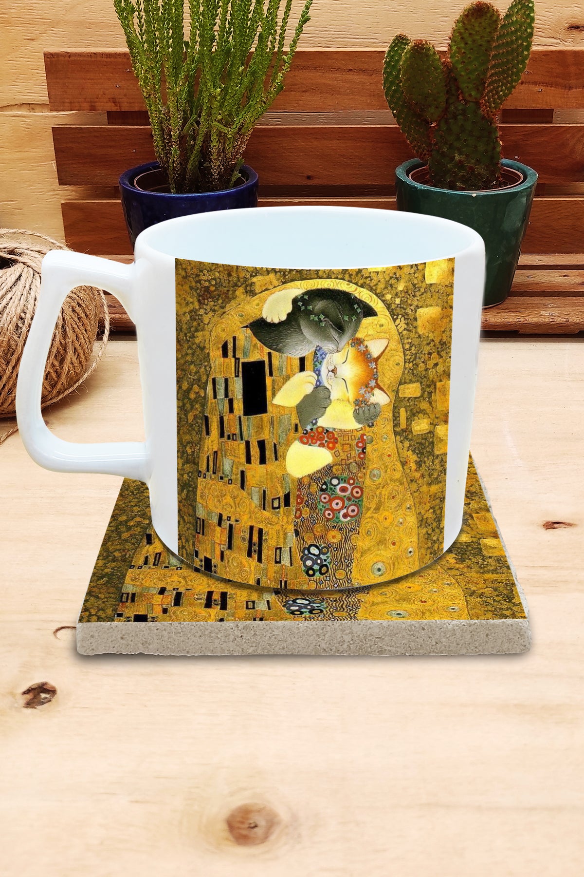 Kediler ve Sanat – Gri Kedi, Klimt Öpücük (The Kiss) Yelken Kulplu Kupa ve Bardak Altlığı Seti – görsel 2