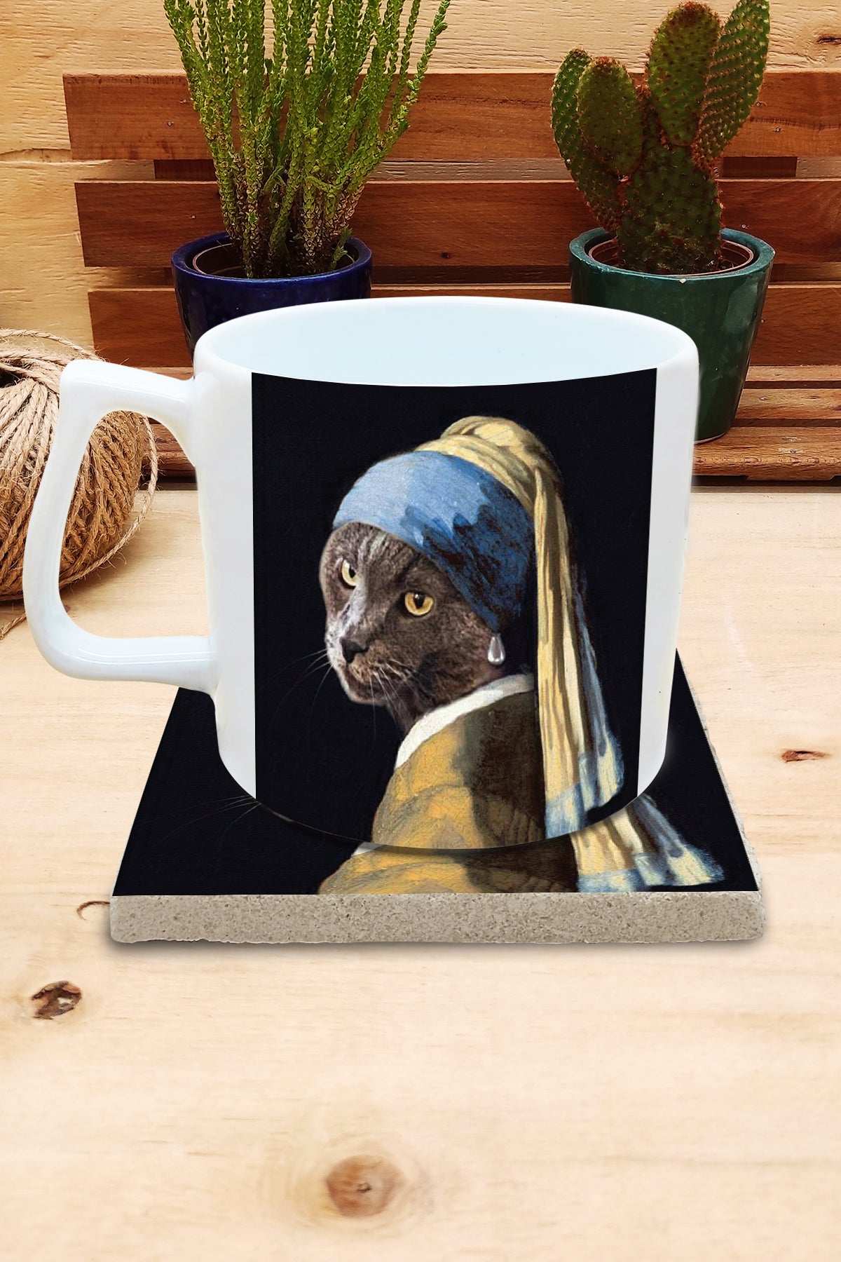 Kediler ve Sanat – Gri Kedi, Vermeer İnci Küpeli Kız (Girl with a Pearl Earring) Yelken Kulplu Kupa ve Bardak Altlığı Seti – görsel 2
