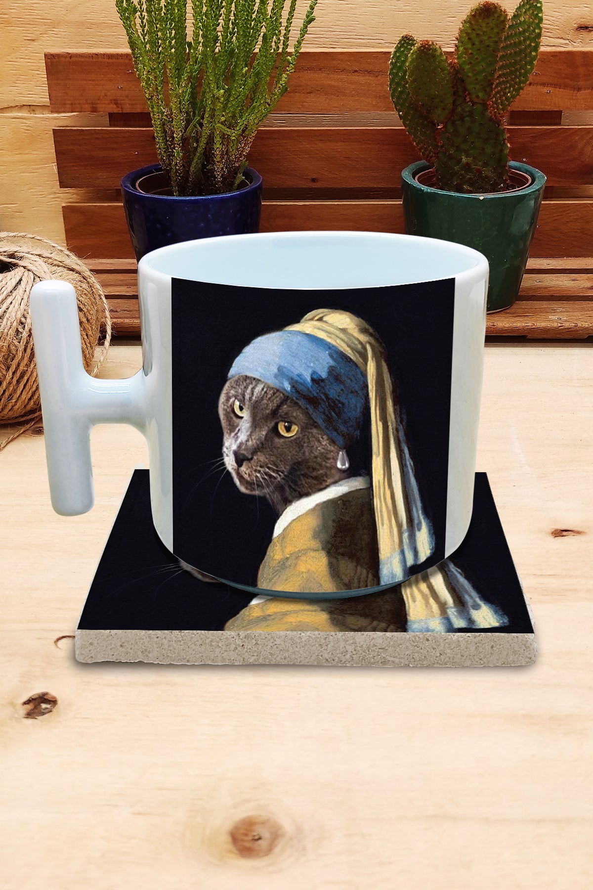 Kediler ve Sanat – Gri Kedi, Vermeer İnci Küpeli Kız (Girl with a Pearl Earring) T Kulplu Kupa ve Bardak Altlığı Seti – görsel 2