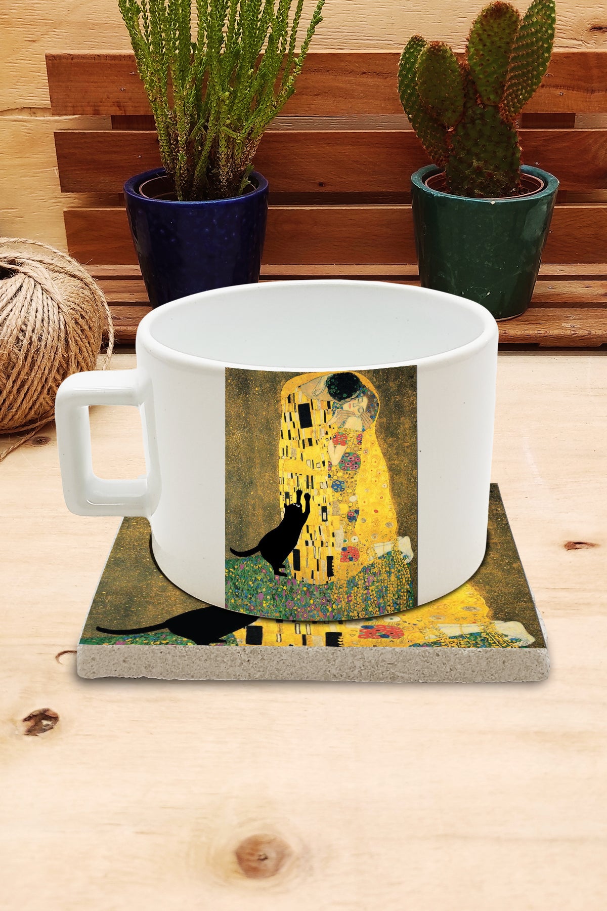 Kediler ve Sanat – Kara Kedi, Klimt Öpücük (The Kiss) Çay/Kahve Fincanı ve Bardak Altlığı Seti – görsel 2