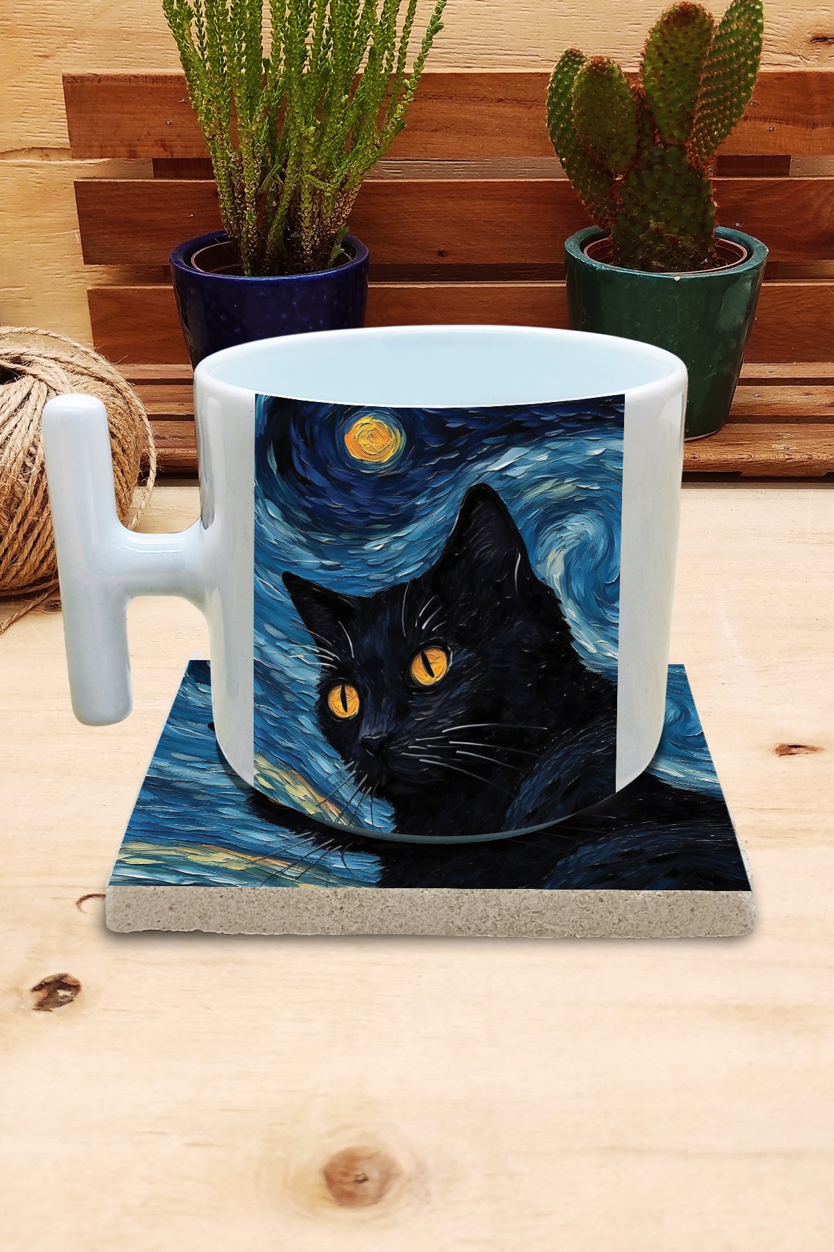 Kediler ve Sanat – Sarı Gözlü Kara Kedi, Van Gogh Yıldızlı Gece (The Starry Night) T Kulplu Kupa ve Bardak Altlığı Seti – görsel 2