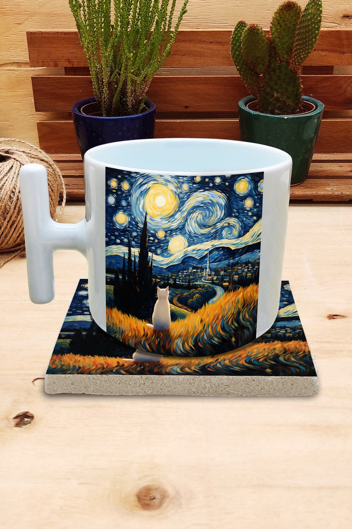 Kediler ve Sanat – Tarladaki Beyaz Kedi, Van Gogh Yıldızlı Gece (The Starry Night) T Kulplu Kupa ve Bardak Altlığı Seti – görsel 2