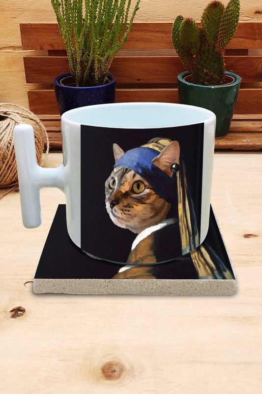 Kediler ve Sanat – Tekir Kedi, Vermeer İnci Küpeli Kız (Girl with a Pearl Earring) T Kulplu Kupa ve Bardak Altlığı Seti – görsel 2