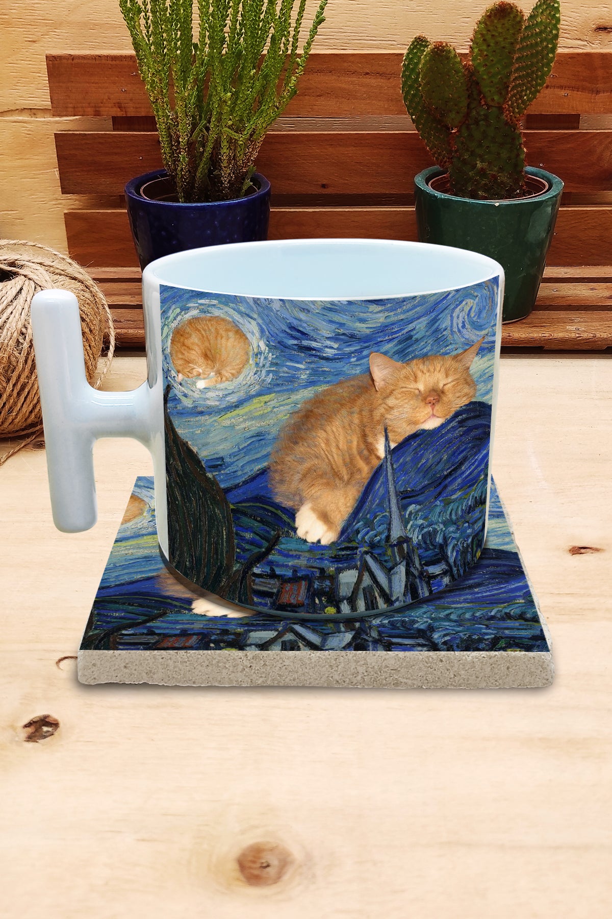 Kediler ve Sanat – Uyuyan Turuncu Kedi, Van Gogh Yıldızlı Gece (The Starry Night) T Kulplu Kupa ve Bardak Altlığı Seti – görsel 2