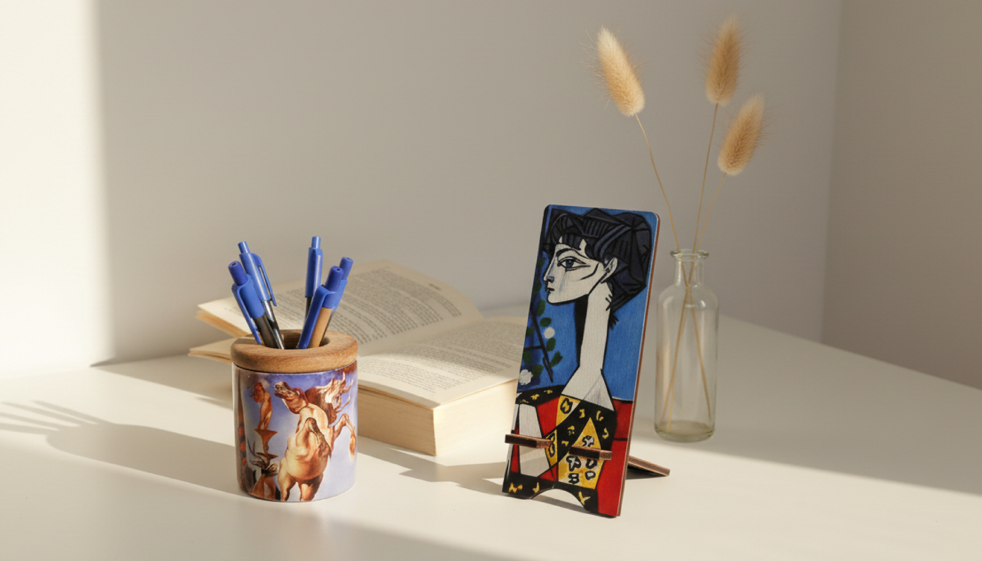 Harikapoli sanat temalı masaüstü ürünleri – kalemlik, telefon tutucu ve masa aksesuarları
