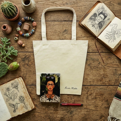 Frida Kahlo – Dikenli Kolyeli Otoportre (Self-Portrait with Thorn Necklace) Defter, Kalem ve Kanvas Çanta Seti – görsel 2