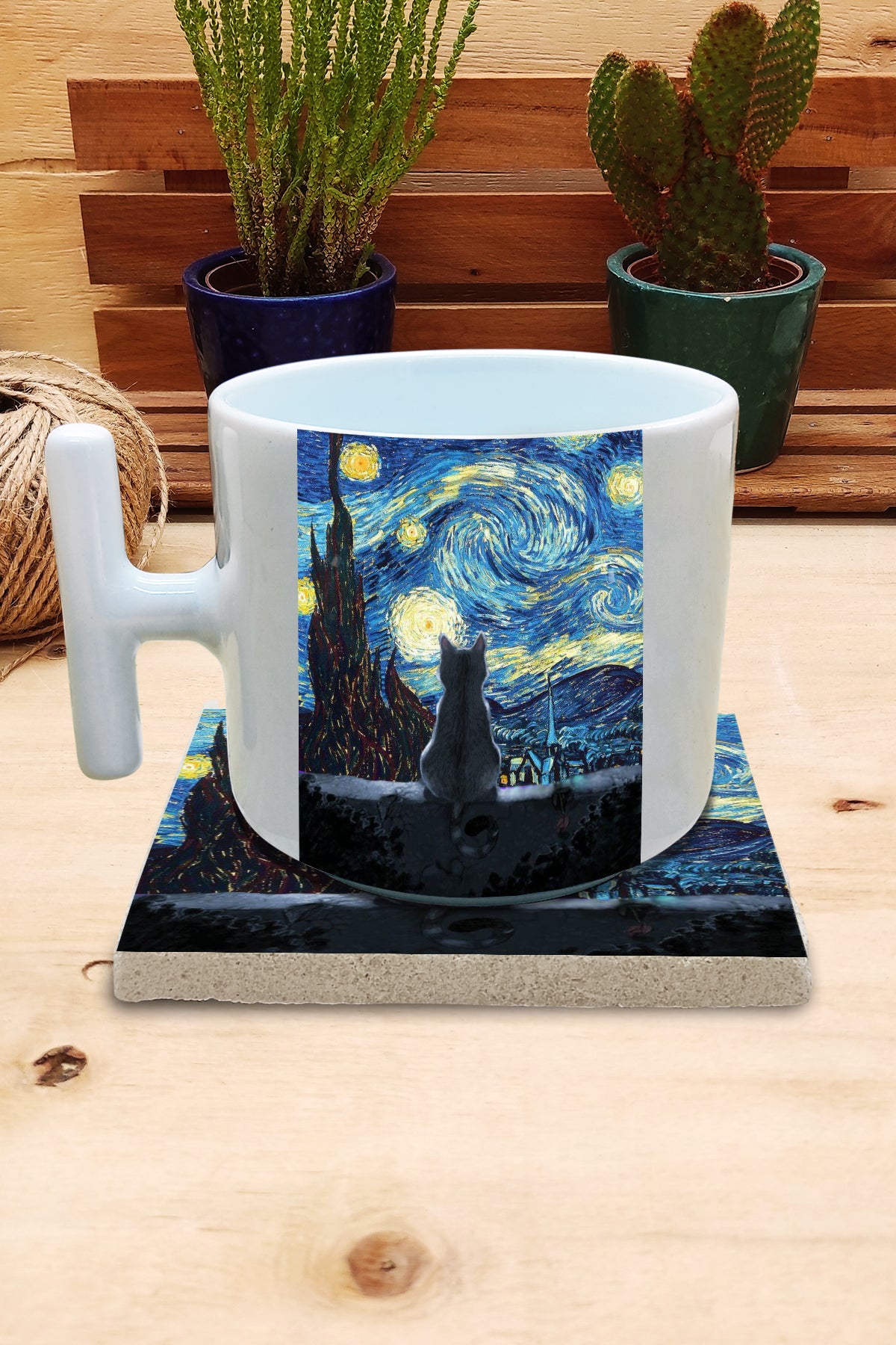 Kediler ve Sanat – Geceyi Seyreden Kedi, Van Gogh Yıldızlı Gece (The Starry Night) T Kulplu Kupa ve Bardak Altlığı Seti – görsel 2