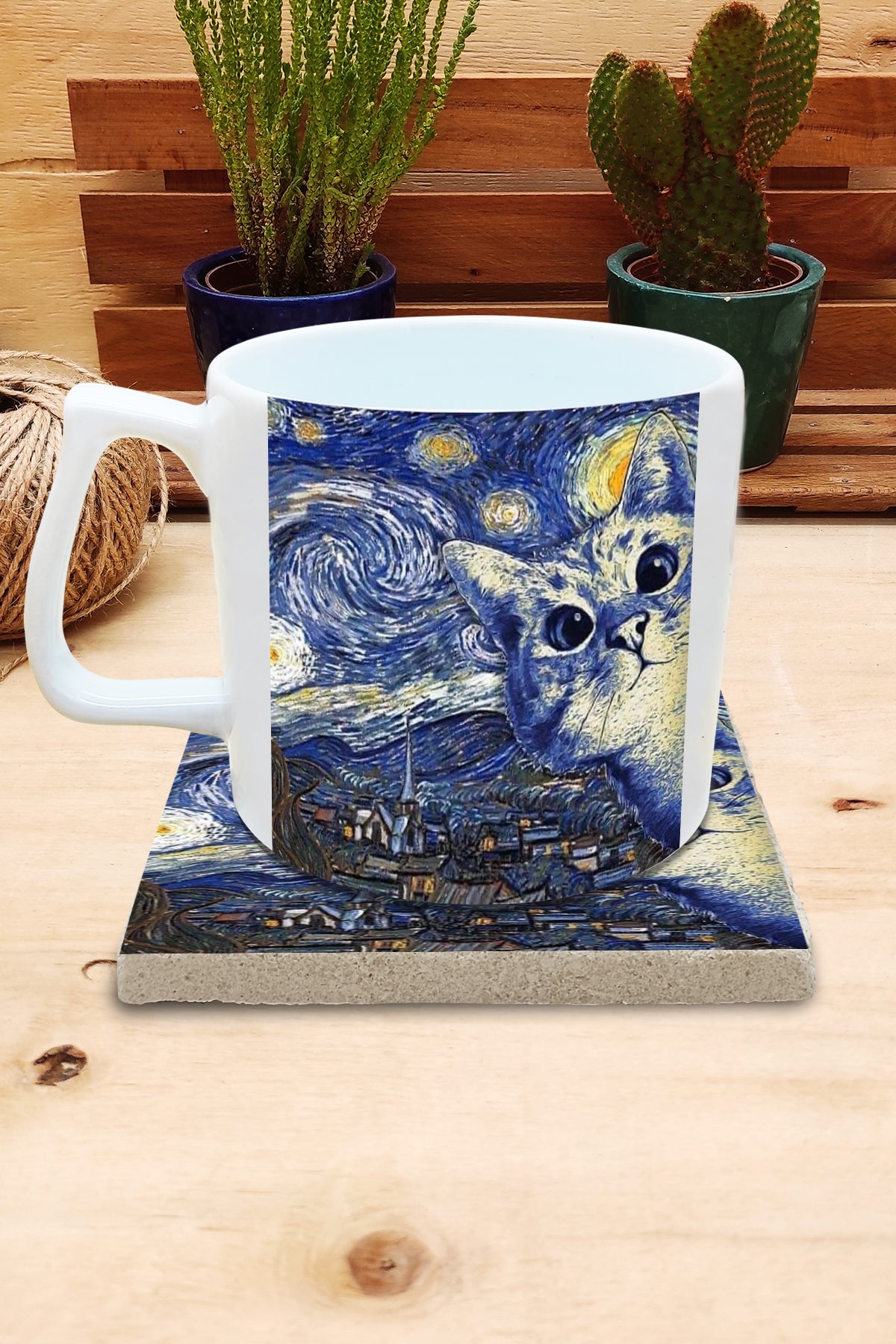 Kediler ve Sanat – Gökyüzündeki Beyaz Kedi, Van Gogh Yıldızlı Gece (The Starry Night) Yelken Kulplu Kupa ve Bardak Altlığı Seti – görsel 2