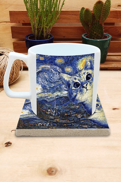 Kediler ve Sanat – Gökyüzündeki Beyaz Kedi, Van Gogh Yıldızlı Gece (The Starry Night) Yelken Kulplu Kupa ve Bardak Altlığı Seti – görsel 2