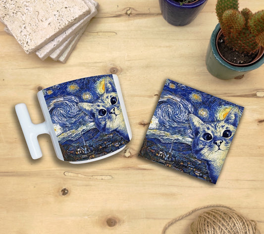 Kediler ve Sanat – Gökyüzündeki Beyaz Kedi, Van Gogh Yıldızlı Gece (The Starry Night) T Kulplu Kupa ve Bardak Altlığı Seti