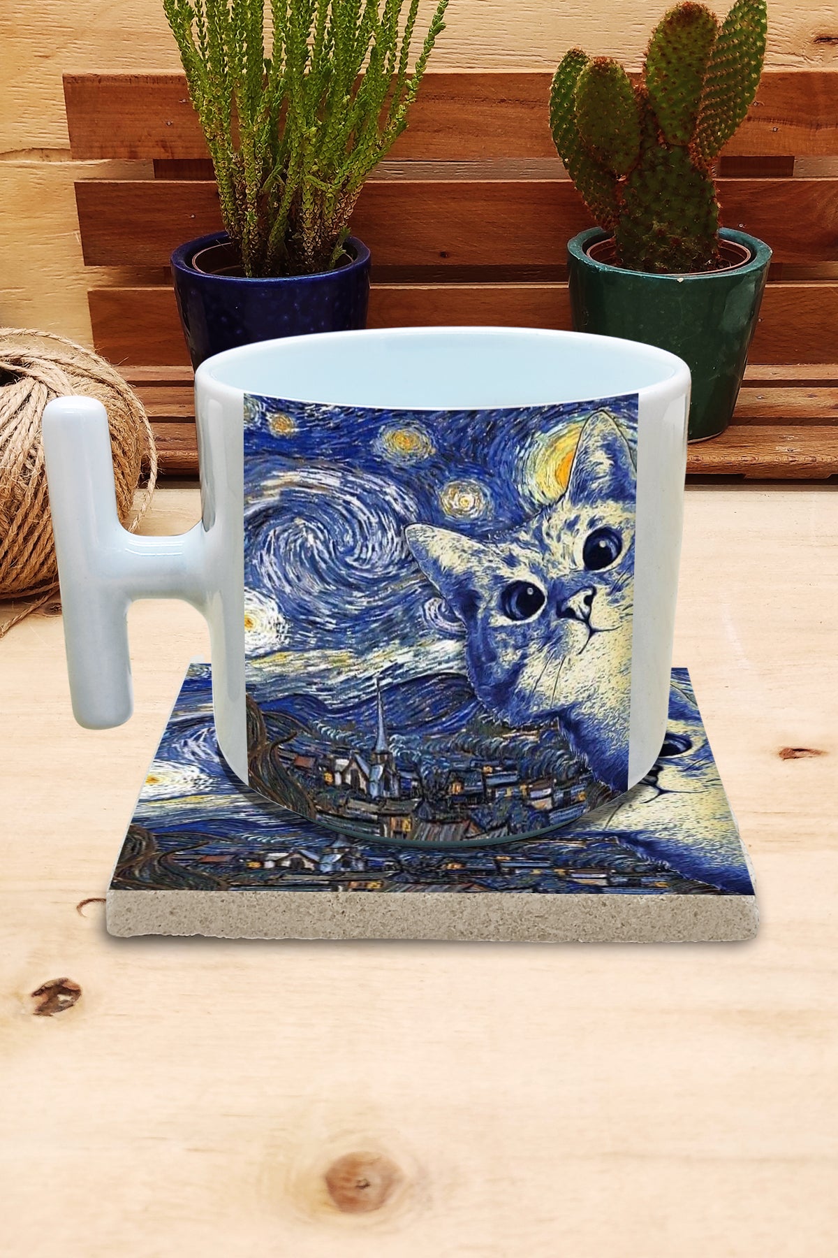 Kediler ve Sanat – Gökyüzündeki Beyaz Kedi, Van Gogh Yıldızlı Gece (The Starry Night) T Kulplu Kupa ve Bardak Altlığı Seti – görsel 2