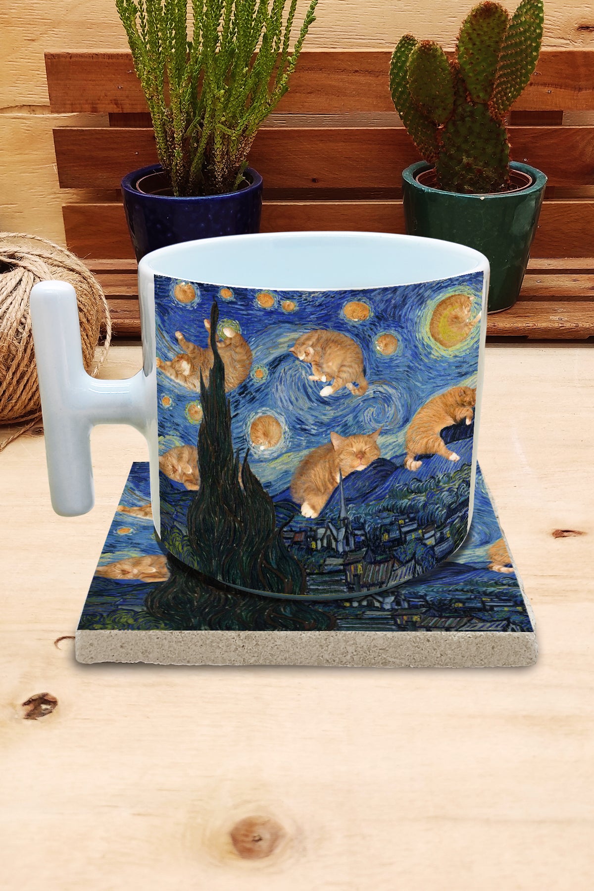 Kediler ve Sanat – Gökyüzündeki Turuncu Kediler, Van Gogh Yıldızlı Gece (The Starry Night) T Kulplu Kupa ve Bardak Altlığı Seti – görsel 2
