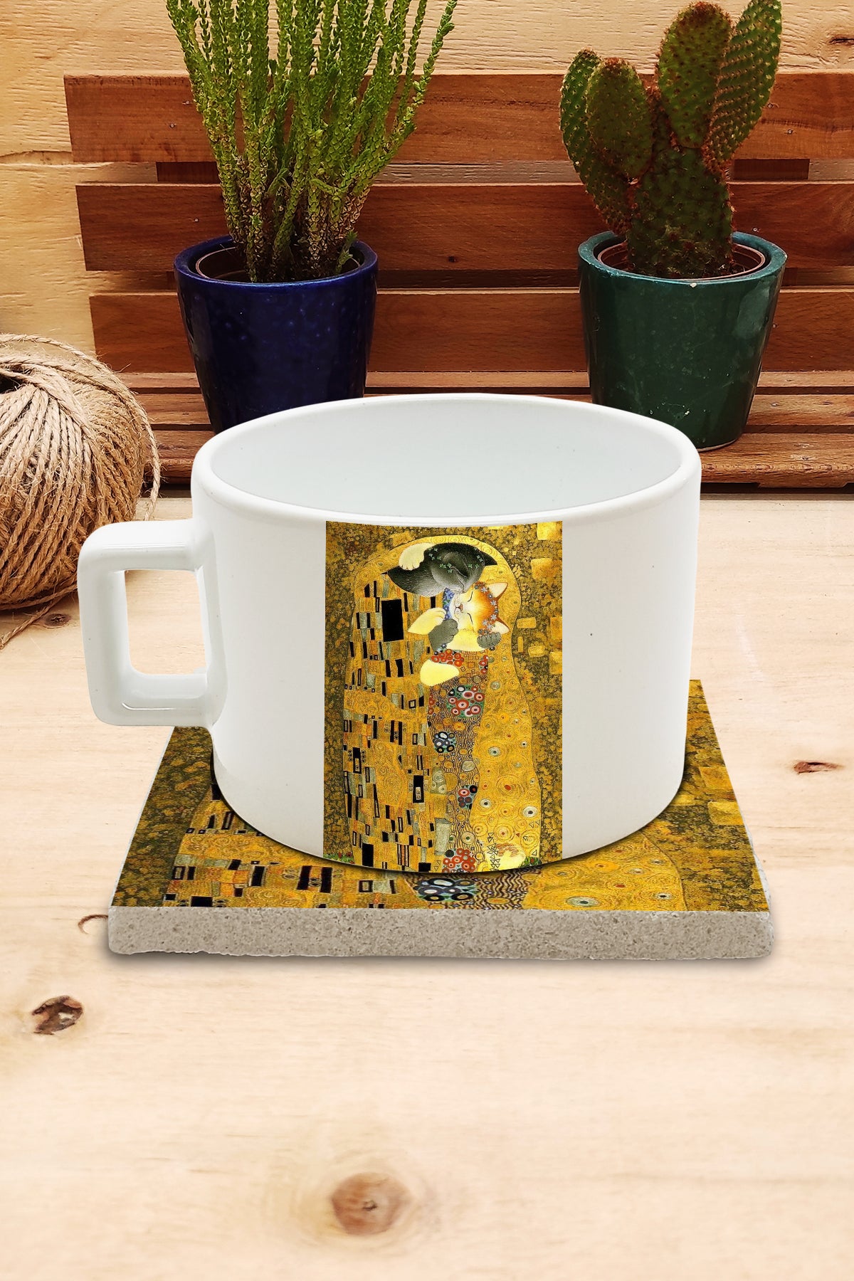 Kediler ve Sanat – Gri Kedi, Klimt Öpücük (The Kiss) Çay/Kahve Fincanı ve Bardak Altlığı Seti – görsel 2