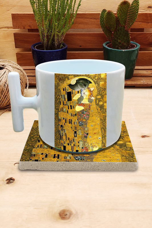 Kediler ve Sanat – Gri Kedi, Klimt Öpücük (The Kiss) T Kulplu Kupa ve Bardak Altlığı Seti – görsel 2