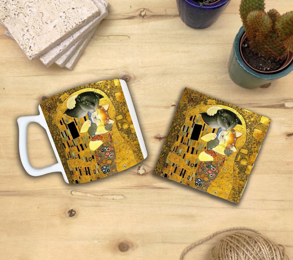 Kediler ve Sanat – Gri Kedi, Klimt Öpücük (The Kiss) Yelken Kulplu Kupa ve Bardak Altlığı Seti
