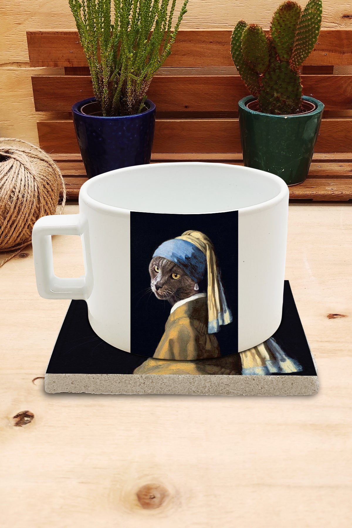 Kediler ve Sanat – Gri Kedi, Vermeer İnci Küpeli Kız (Girl with a Pearl Earring) Çay/Kahve Fincanı ve Bardak Altlığı Seti – görsel 2