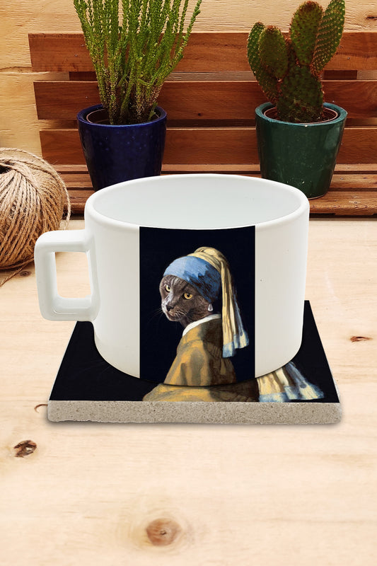 Kediler ve Sanat – Gri Kedi, Vermeer İnci Küpeli Kız (Girl with a Pearl Earring) Çay/Kahve Fincanı ve Bardak Altlığı Seti – görsel 2