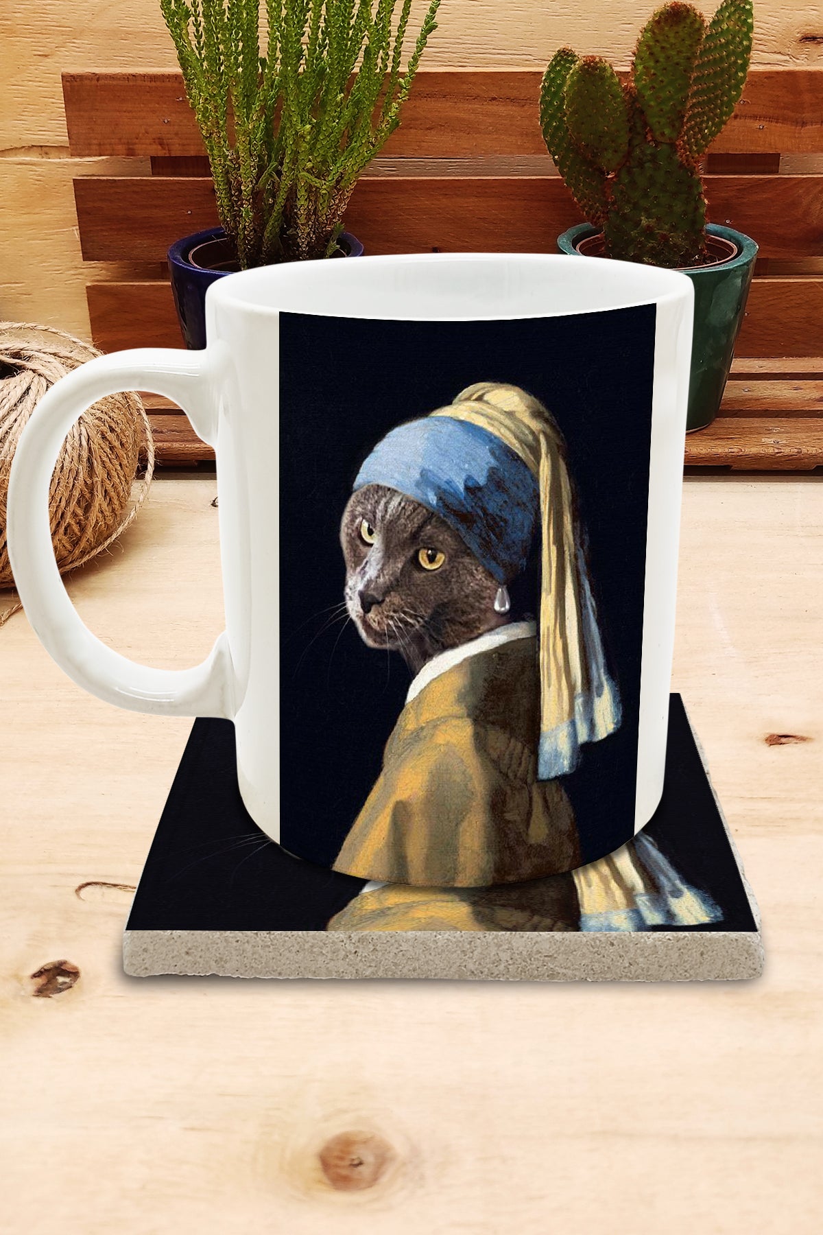 Kediler ve Sanat – Gri Kedi, Vermeer İnci Küpeli Kız (Girl with a Pearl Earring) Kupa ve Bardak Altlığı Seti – görsel 2