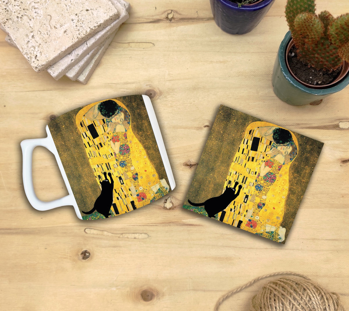Kediler ve Sanat – Kara Kedi, Klimt Öpücük (The Kiss) Yelken Kulplu Kupa ve Bardak Altlığı Seti
