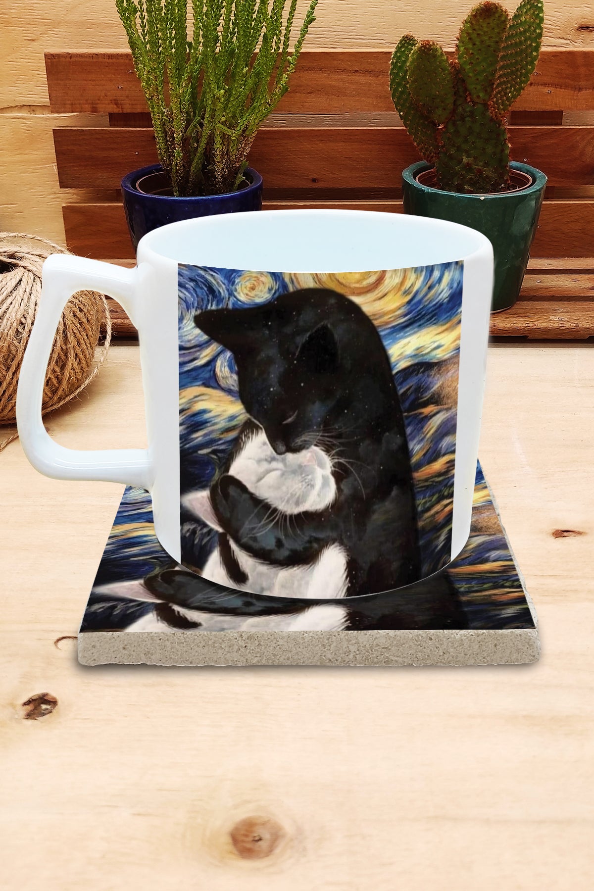 Kediler ve Sanat – Siyah Beyaz Kedi, Van Gogh Yıldızlı Gece (The Starry Night) Yelken Kulplu Kupa ve Bardak Altlığı Seti – görsel 2