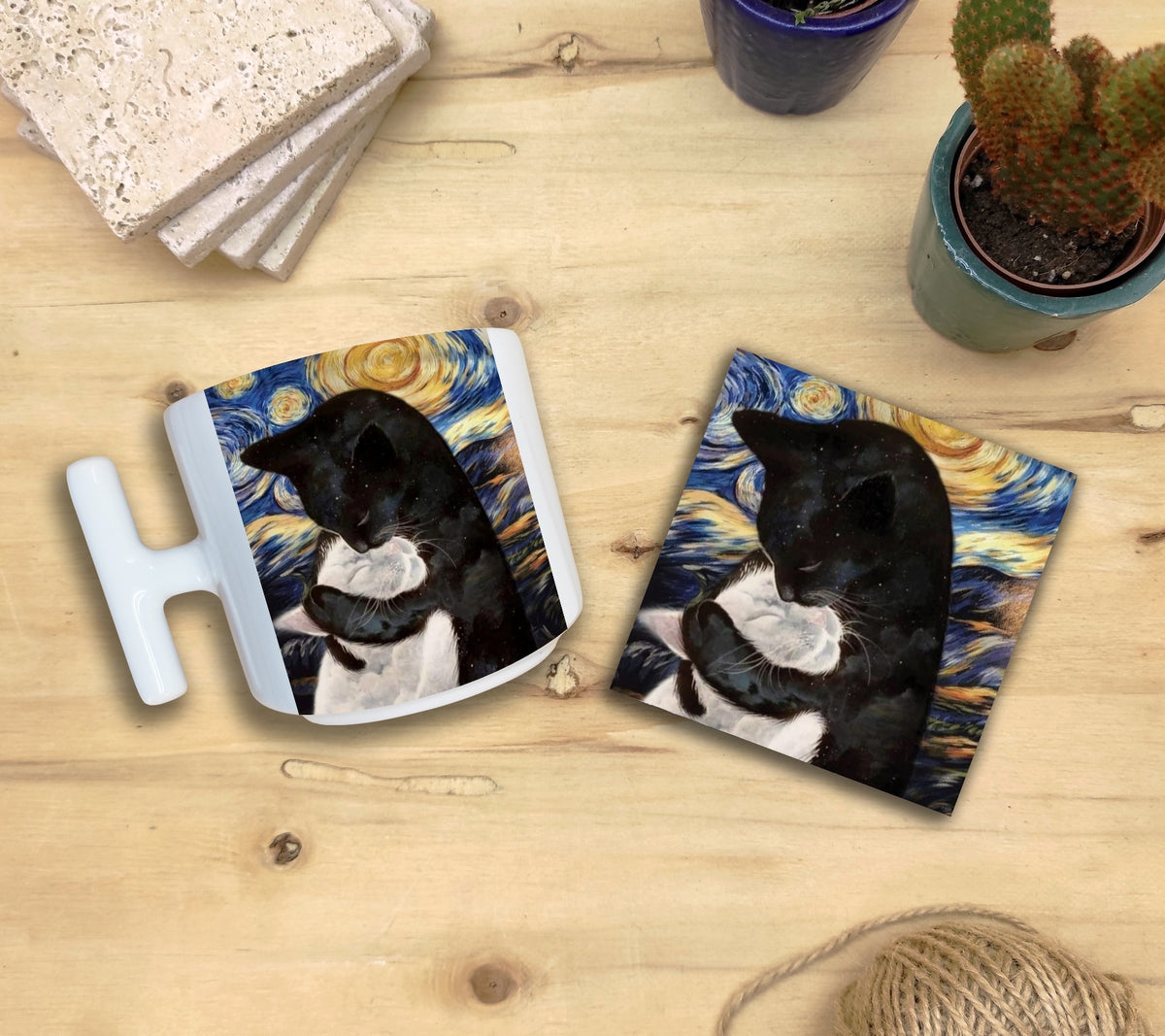 Kediler ve Sanat – Siyah Beyaz Kedi, Van Gogh Yıldızlı Gece (The Starry Night) T Kulplu Kupa ve Bardak Altlığı Seti