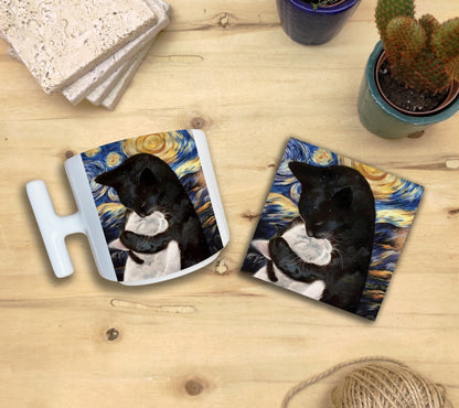Kediler ve Sanat – Siyah Beyaz Kedi, Van Gogh Yıldızlı Gece (The Starry Night) T Kulplu Kupa ve Bardak Altlığı Seti