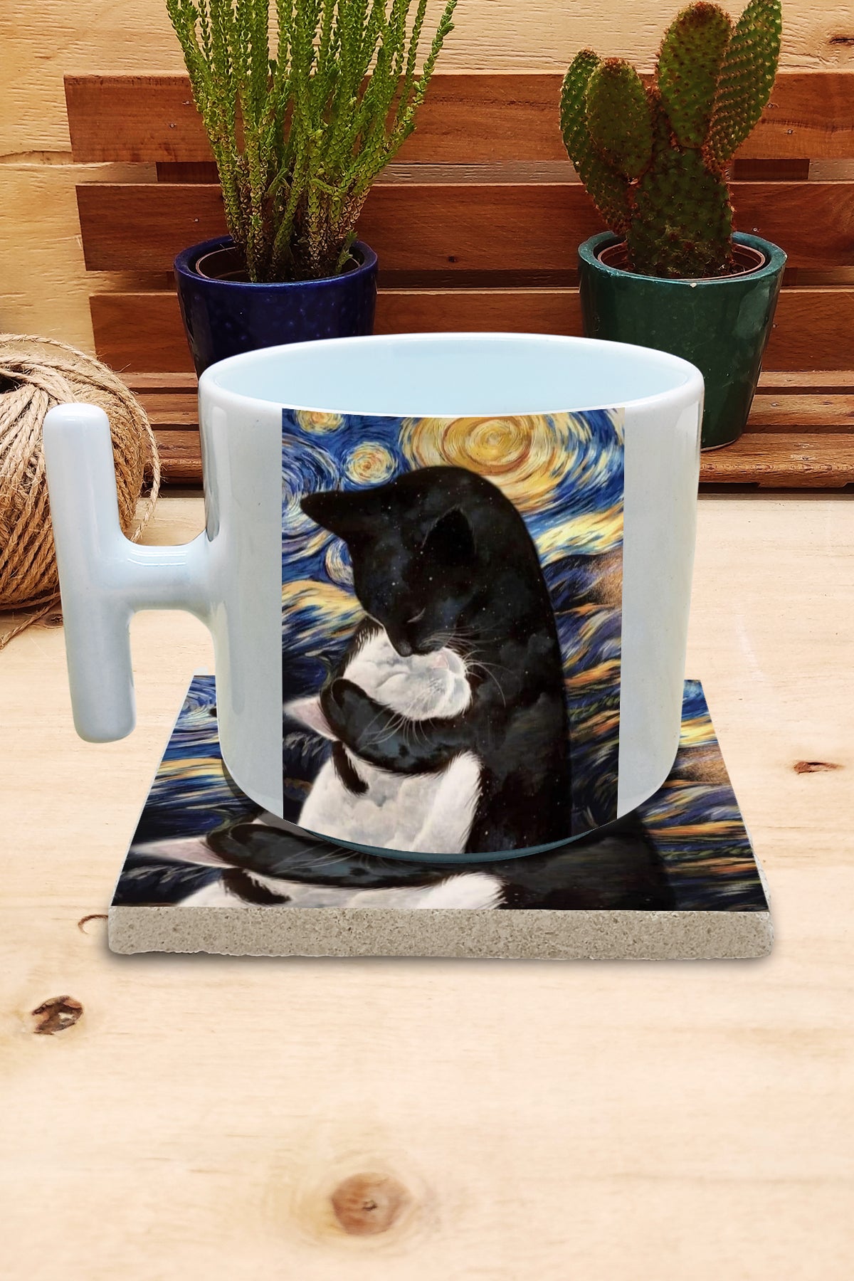 Kediler ve Sanat – Siyah Beyaz Kedi, Van Gogh Yıldızlı Gece (The Starry Night) T Kulplu Kupa ve Bardak Altlığı Seti – görsel 2