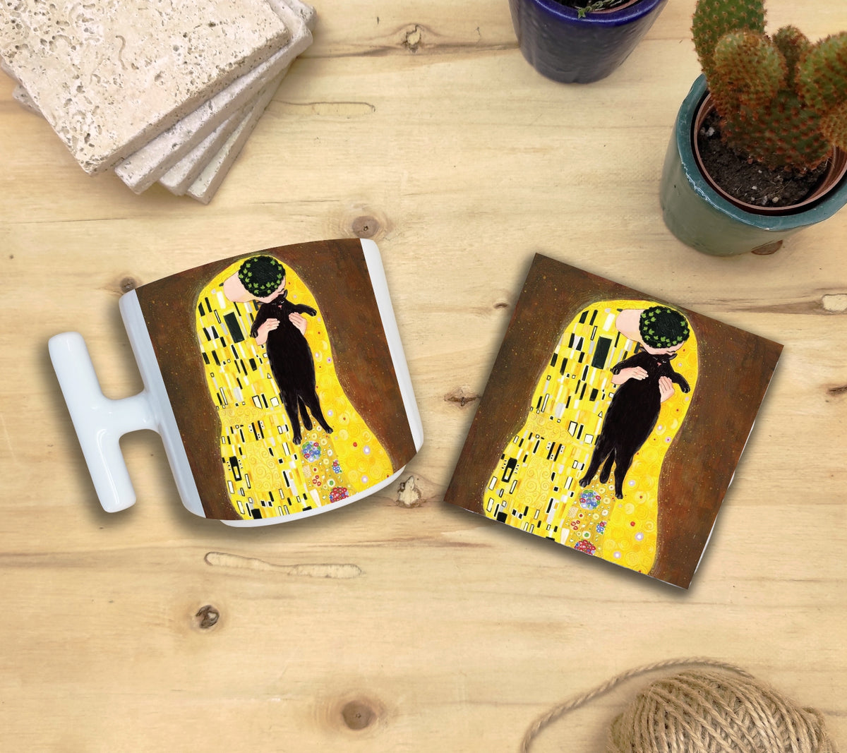 Kediler ve Sanat – Tırmanan Kara Kedi, Klimt Öpücük (The Kiss) T Kulplu Kupa ve Bardak Altlığı Seti